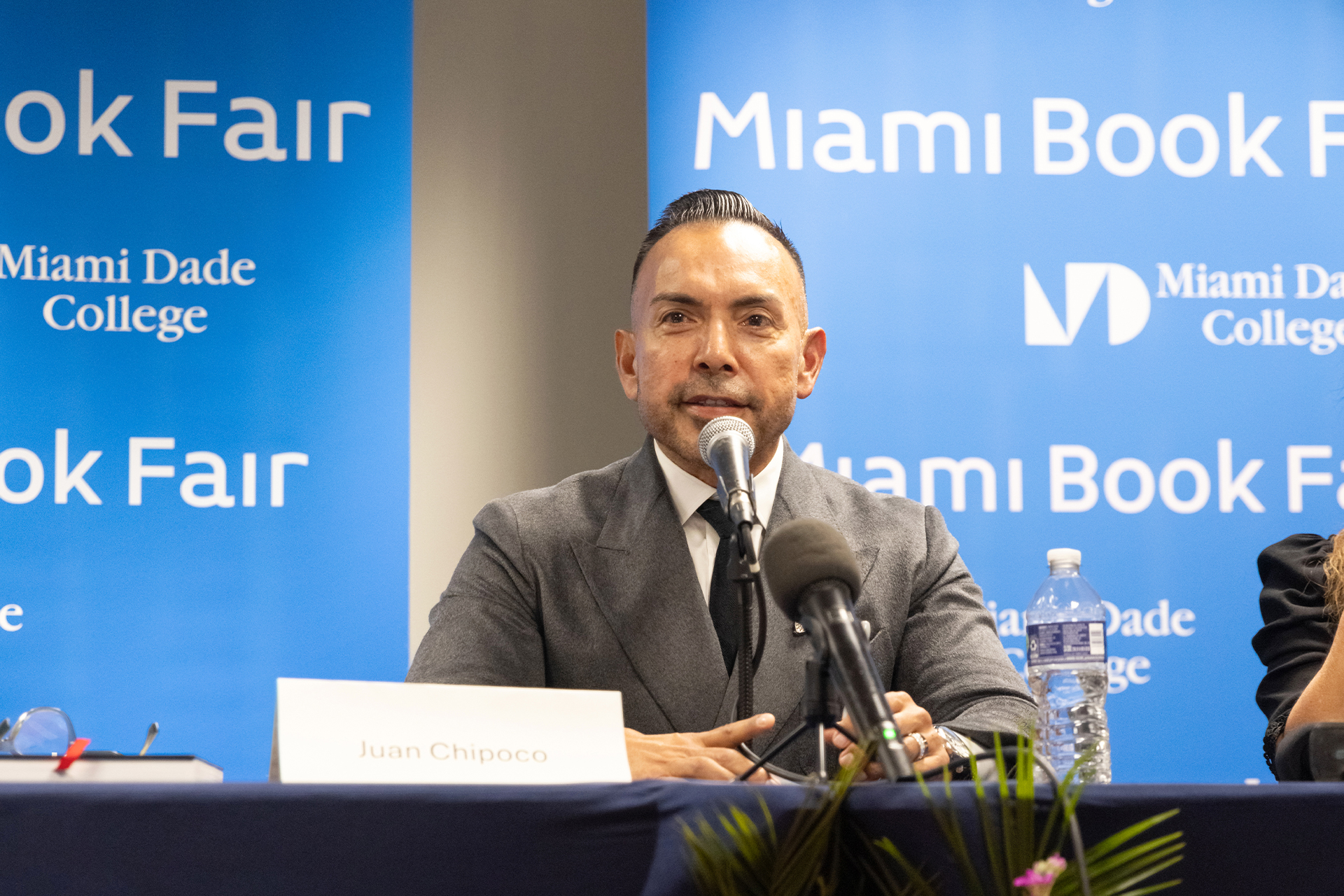 Photo of Juan Chipoco's book presentation at the Miami Book Fair